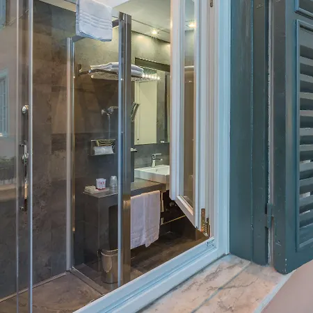 Hotel Les Diamants Spanish Steps 2*