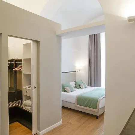 Hotel Les Diamants Spanish Steps 2*