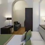 Les Diamants Spanish Steps מלון