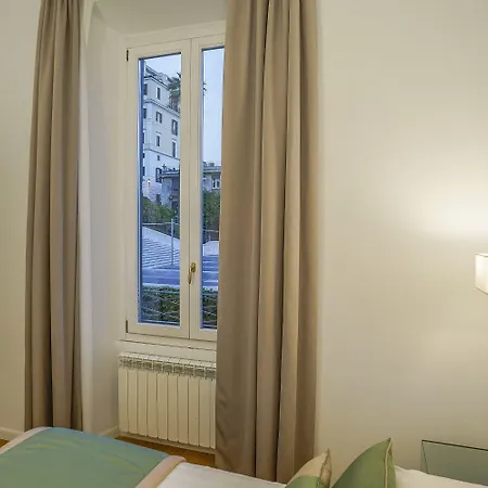 Hotel Les Diamants Spanish Steps 2*