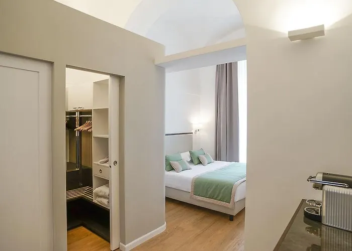 Hotel Les Diamants Spanish Steps 2*